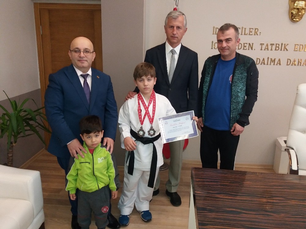 Foçalı minik karateciden çifte gurur