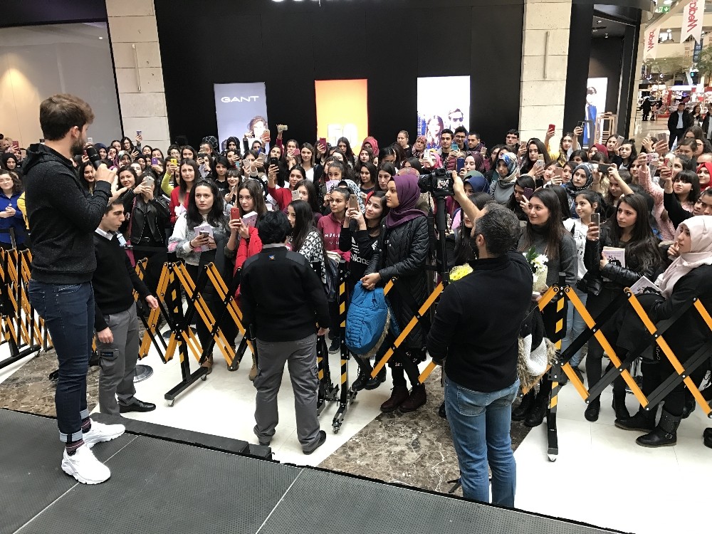Çağrı Miraç Aktaş okuyucuları ile Nata Vega Outlet’te buluştu
