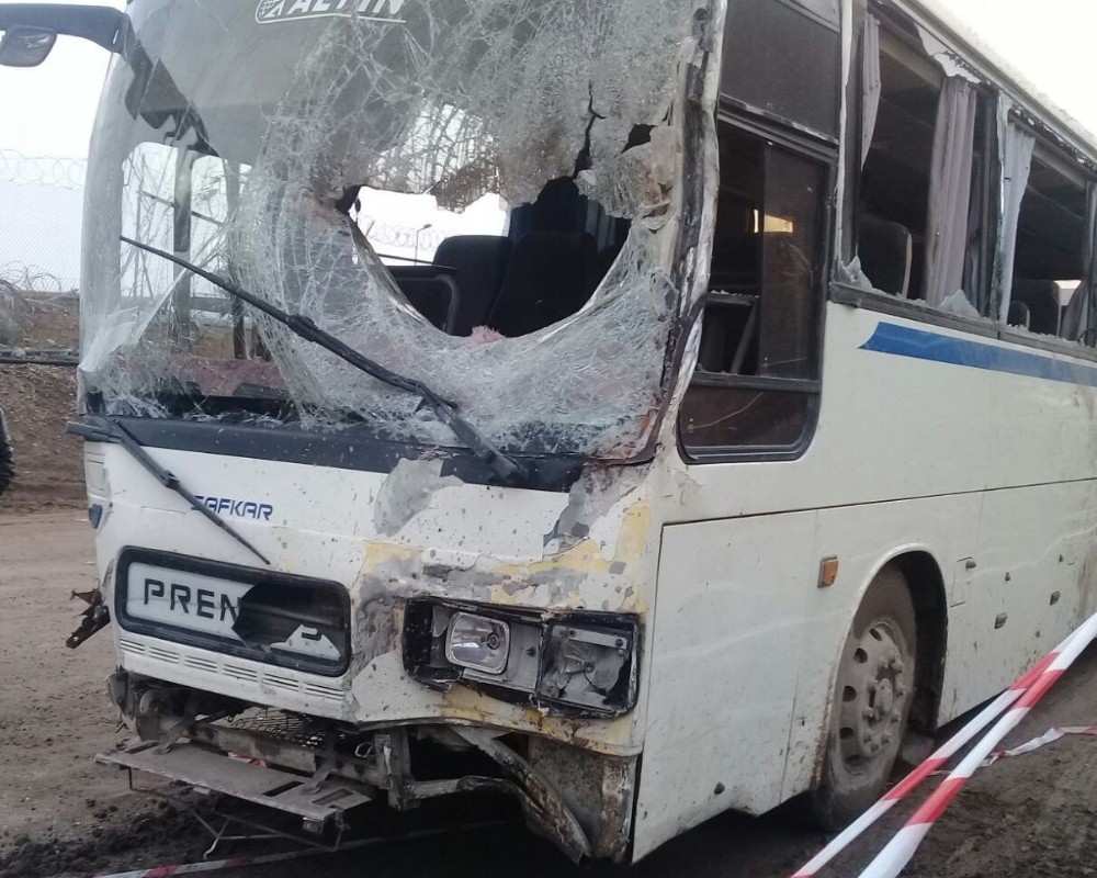 Freni boşalan servis otobüsü arama noktasına girdi