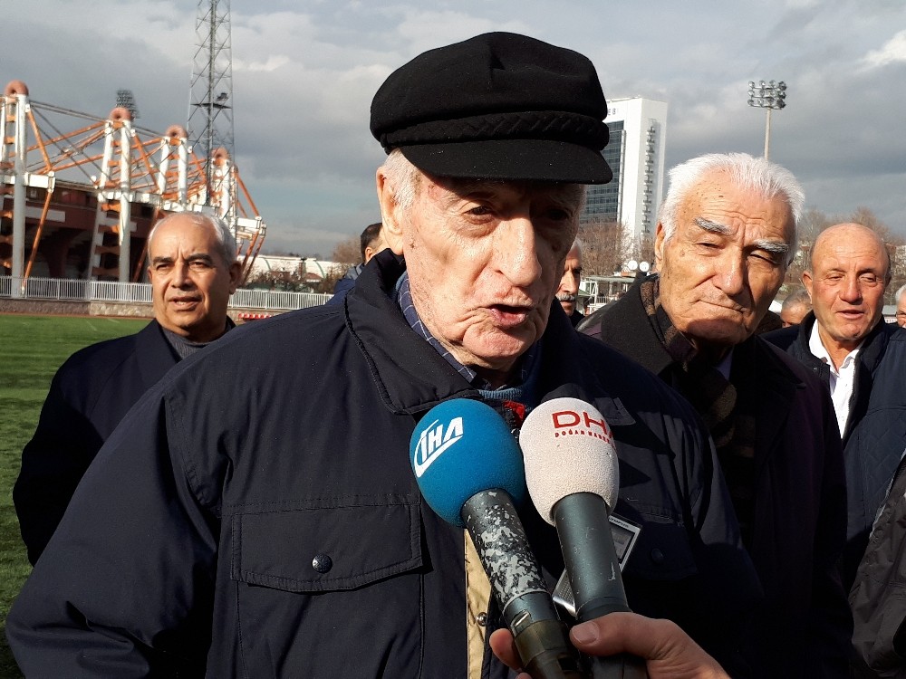 Türk futbolunun eski hakemleri Başkent’te bir araya geldi
