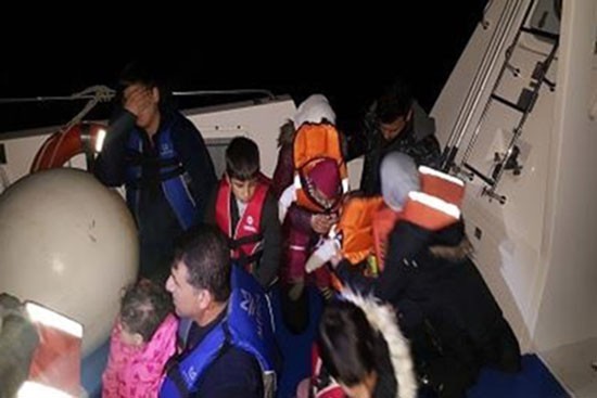 Çeşme’de 18 kaçak göçmen yakalandı