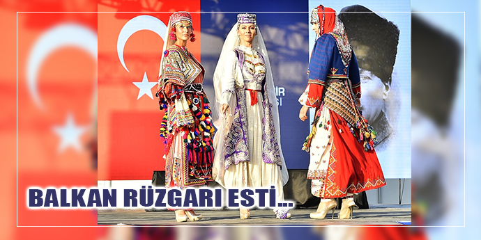 GELENEKSEL GİYSİLER SAHNEDEYDİ