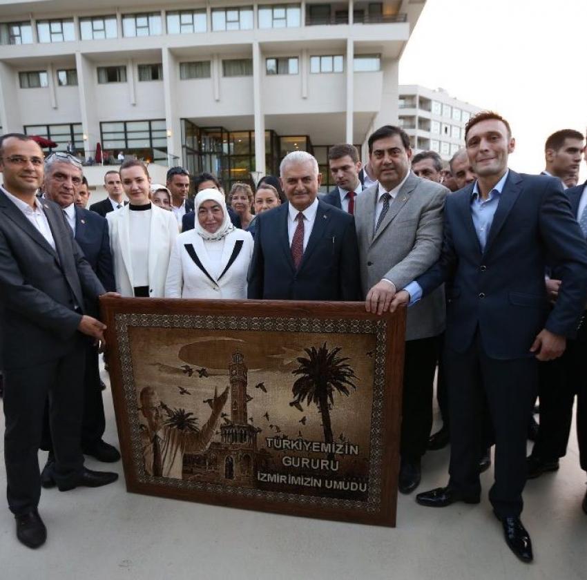 BAŞBAKAN YILDIRM'A İZMİR'DE SÜRPRİZ KUTLAMA