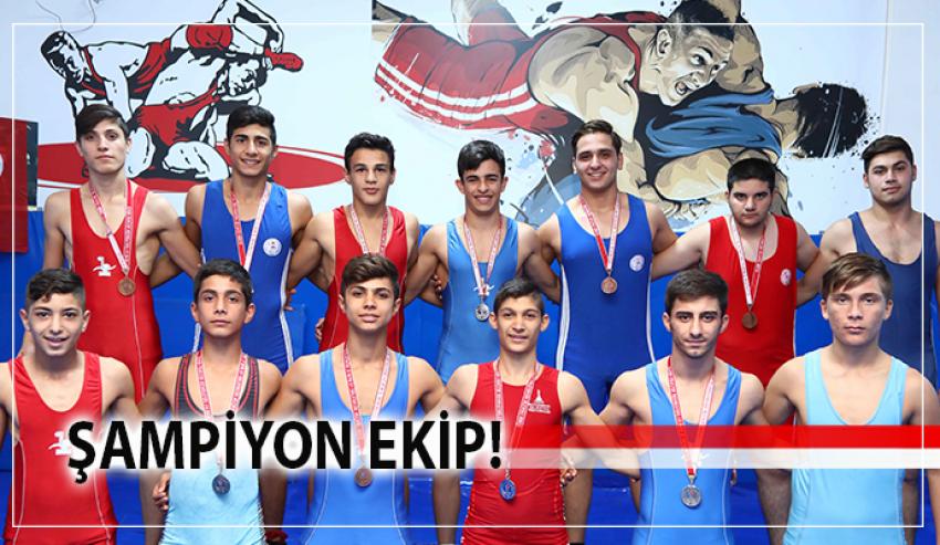 GÜREŞ'TE MADALYALARI BAYRAKLI KAPTI