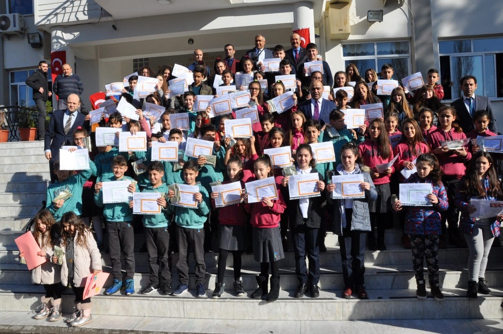 İkizlerin okulunda karne sevinci