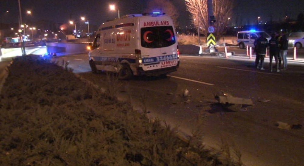 Yol ortasında duran otomobil, zincirleme kazaya neden oldu