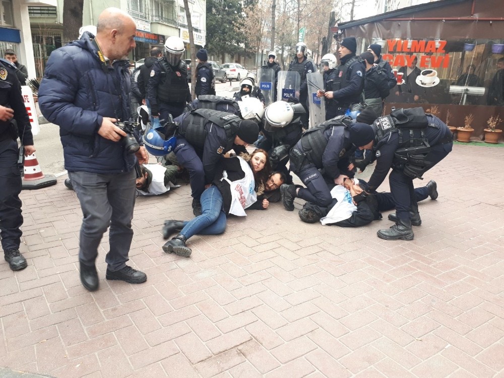 İzinsiz yürüyüş yapan KESK üyesi gruba polis müdahalesi