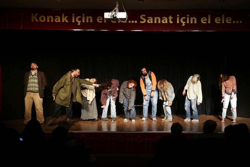 Bu kez sahaya değil sahneye çıktılar