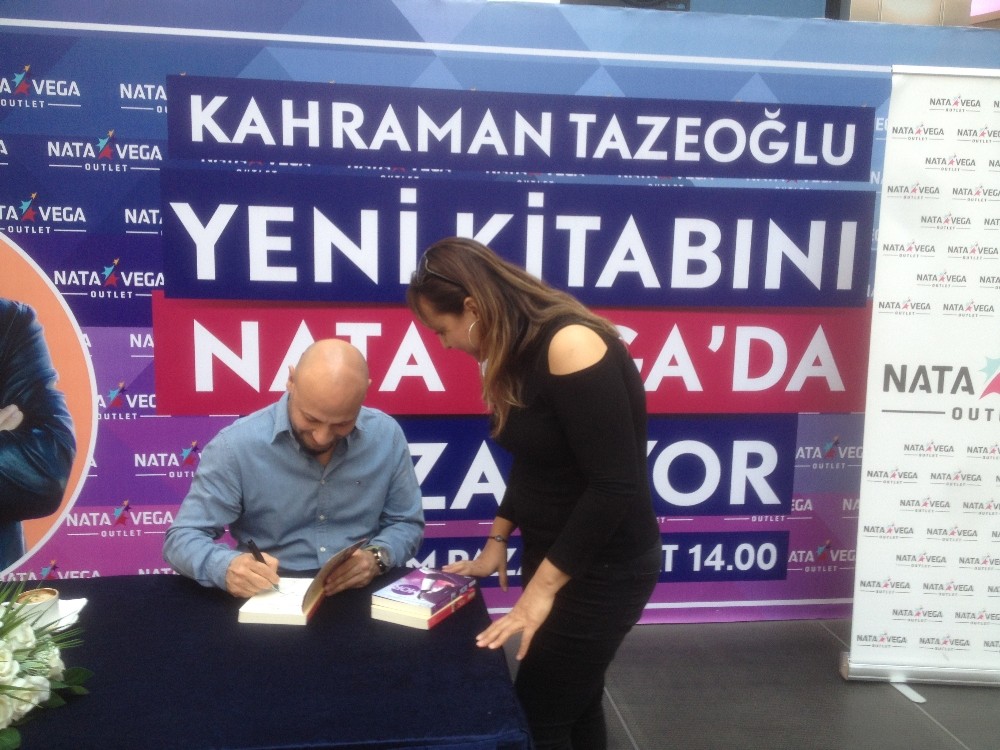 Kahraman Tazeoğlu Nata Vega’da hayranlarıyla buluştu