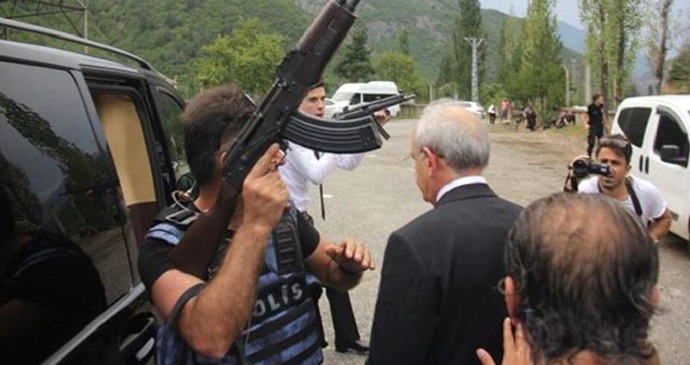 FLAŞ! Kılıçdaroğlu'nun konvoyuna saldırı, yaralılar var