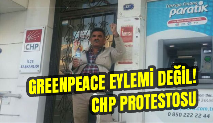 CHP’de şok: Kendini ilçe binasına zincirledi