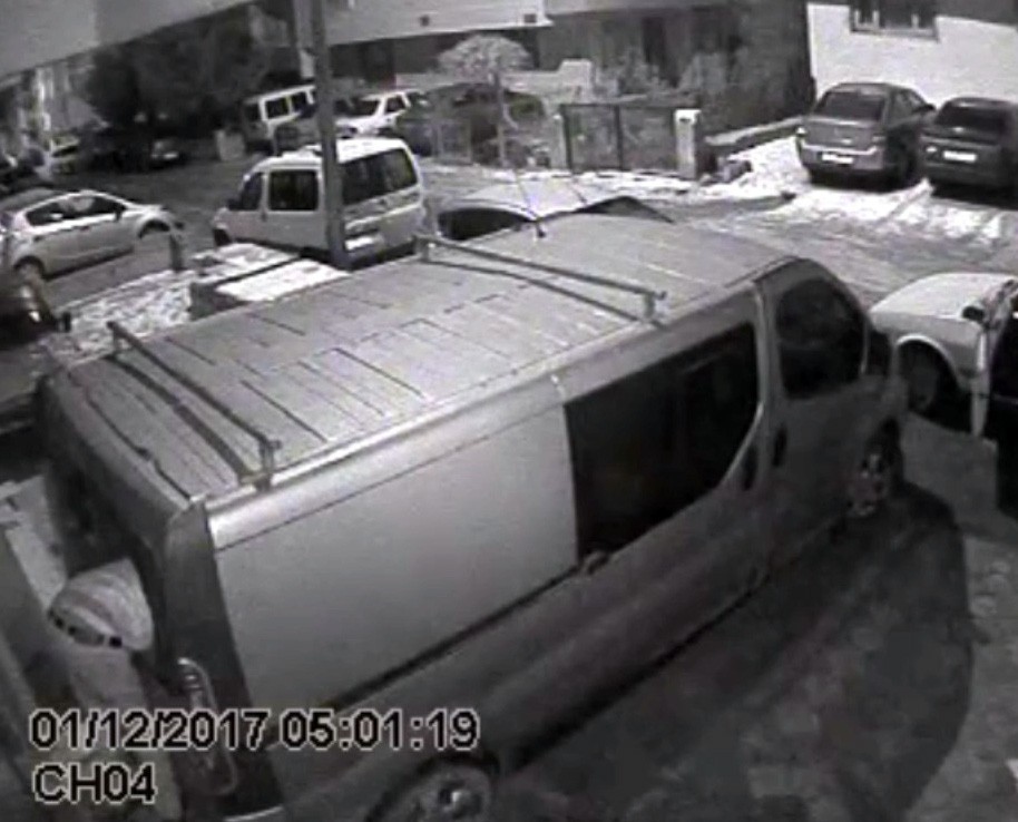 Başkent’te hırsızlar bir dakikada minibüsü soydular