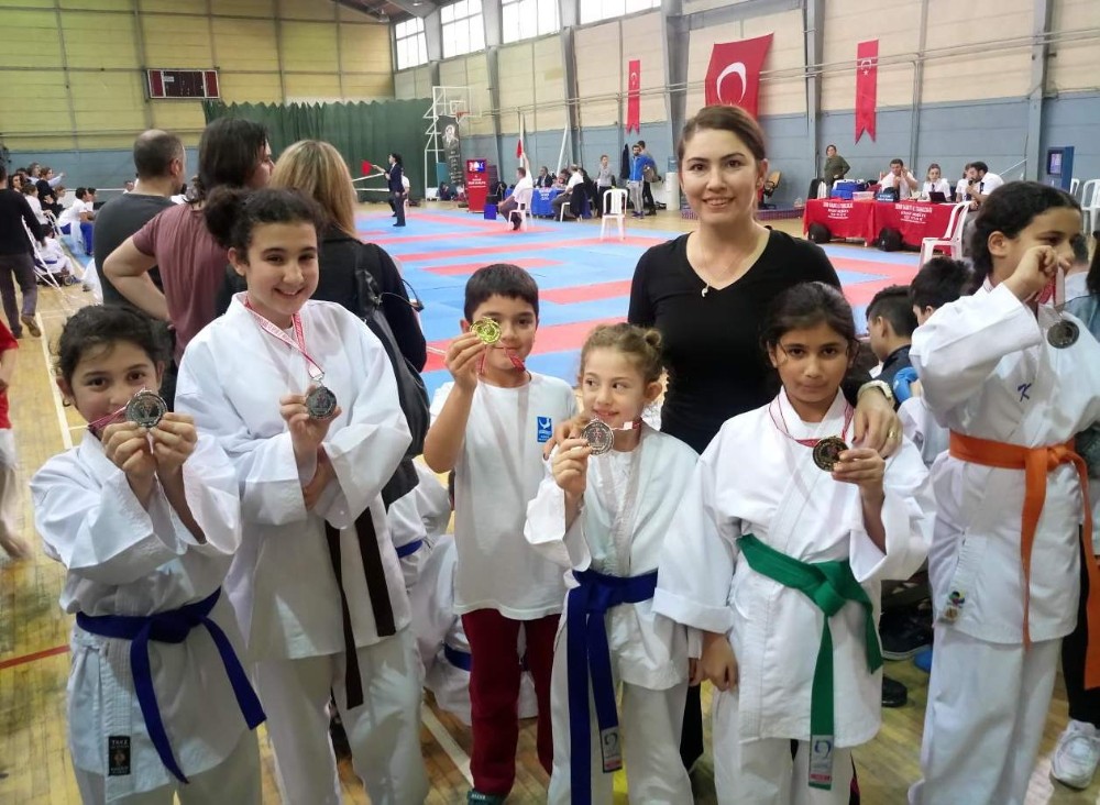 Aliağalı genç karatecilerden 10 madalya