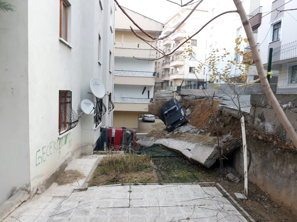 Başkent’te toprak kayması: 2 araç göçük altında kaldı