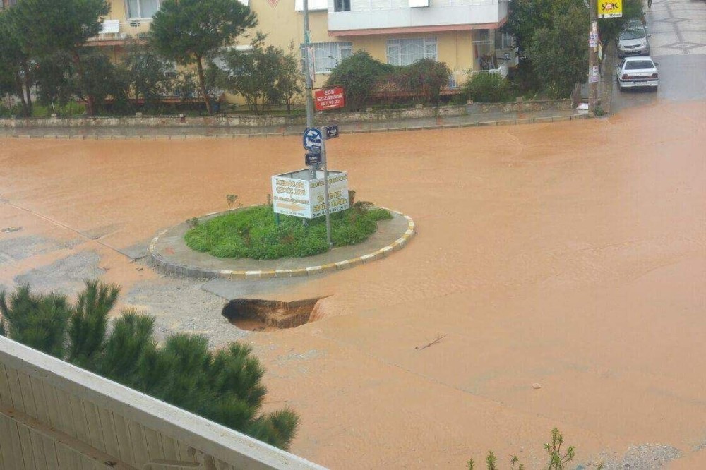 SAĞANAK VURDU MENEMEN'DE YOL GÖÇTÜ!