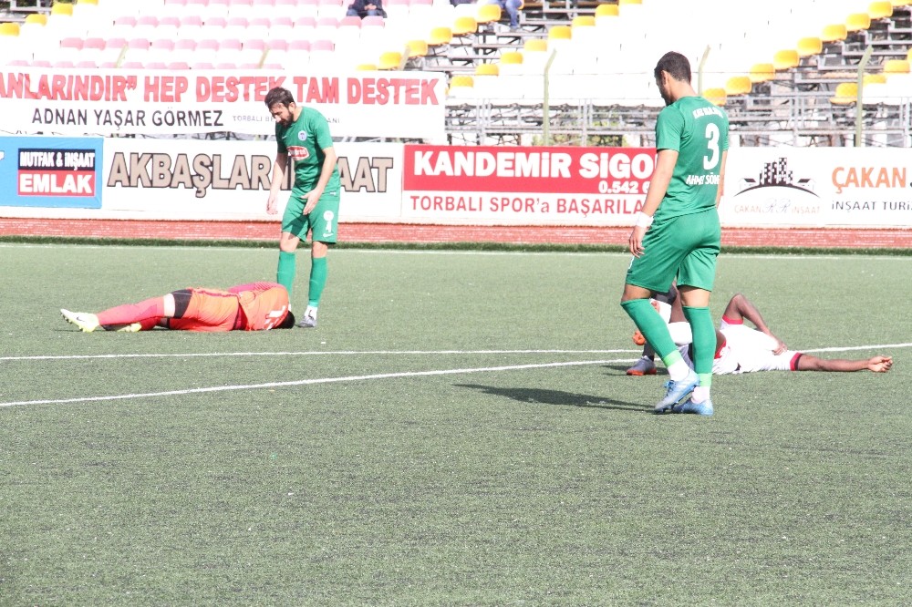 Rakip oyuncular çarpıştı, 2 oyuncu hastanelik oldu