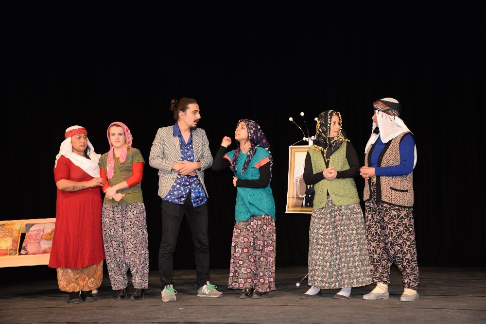 Sağlık çalışanları ’Erkekler Köyü’ oyunuyla tam not aldı