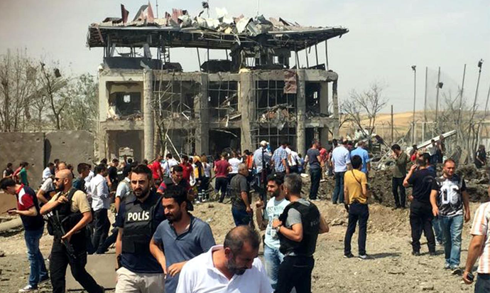 FETÖ YENİLDİ PKK AZDI: DİYARBAKIR'I KANA BULADI