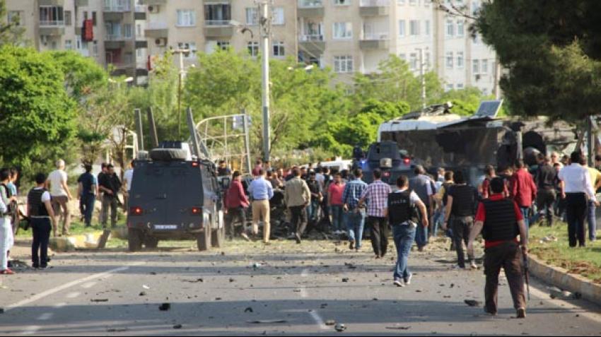 DİYARBAKIR'DA POLİSE BOMBALI ARAÇLA SALDIR