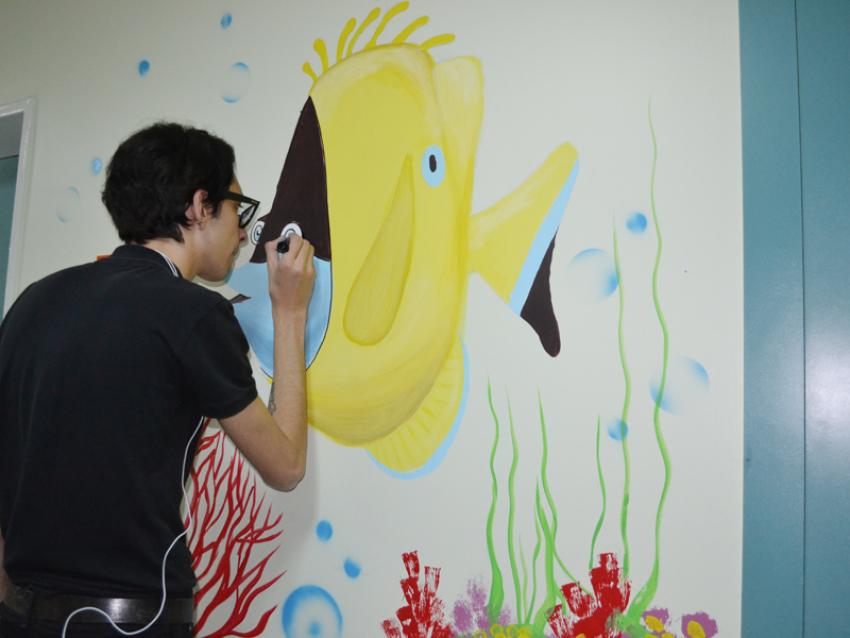 Minik Hastalara Duvar Resimleriyle Moral Desteği...