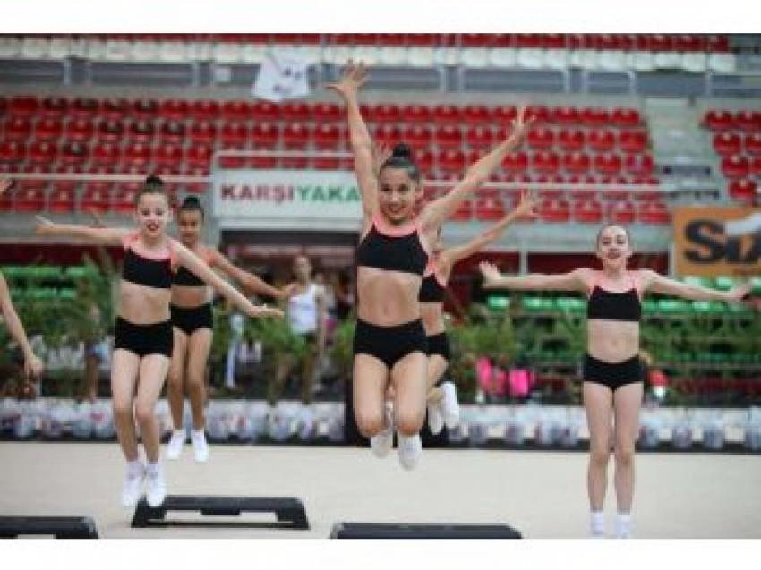 Dünya çocuklarından cimnastik şöleni