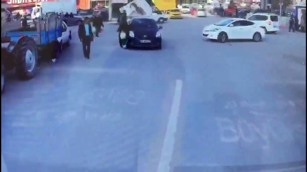 Otomobilin çarptığı kadın kafa üstü yere çakıldı