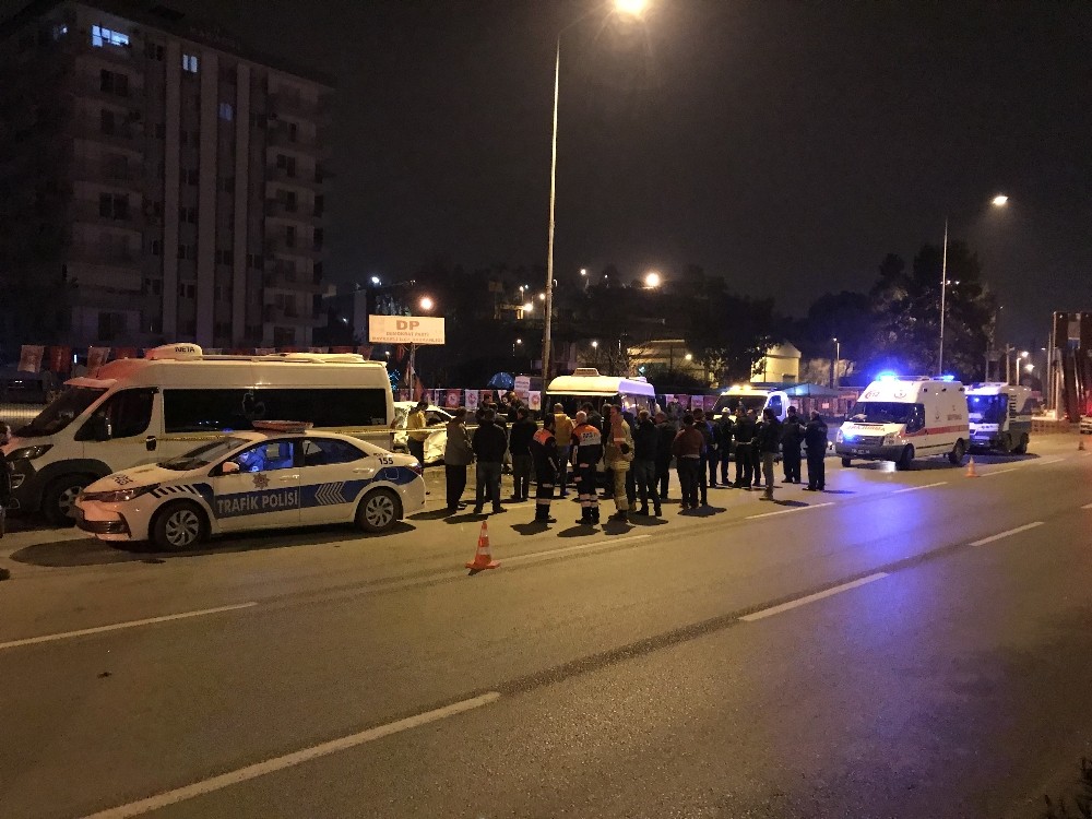 Kontrolden çıkan otomobil minibüslere çarptı: 2 ölü