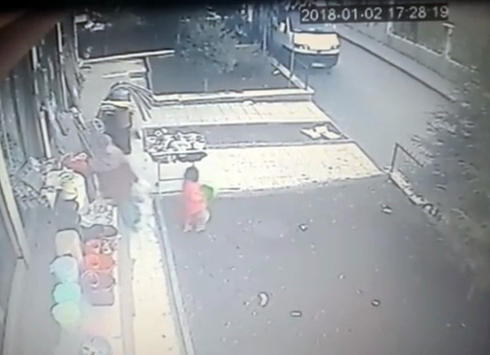 Küçük yaştaki çocuğu hırsızlık yaparken kullandı