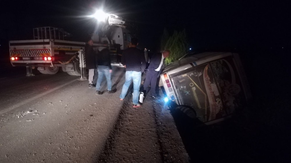 Torbalı’da minibüs devrildi: 11 yaralı