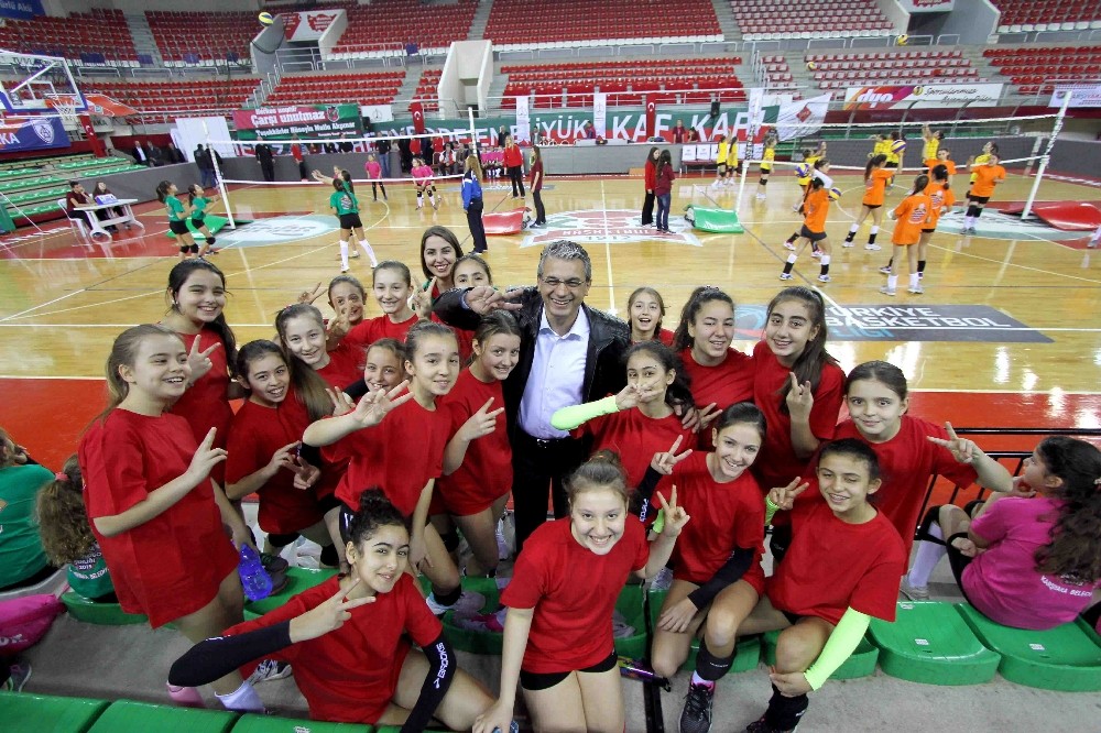 Karşıyakalı çocuklar sporla buluşuyor