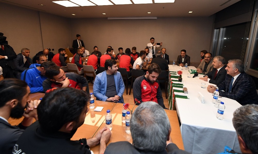 Bakan Arslan, Kars 36 Spor’u ziyaret etti