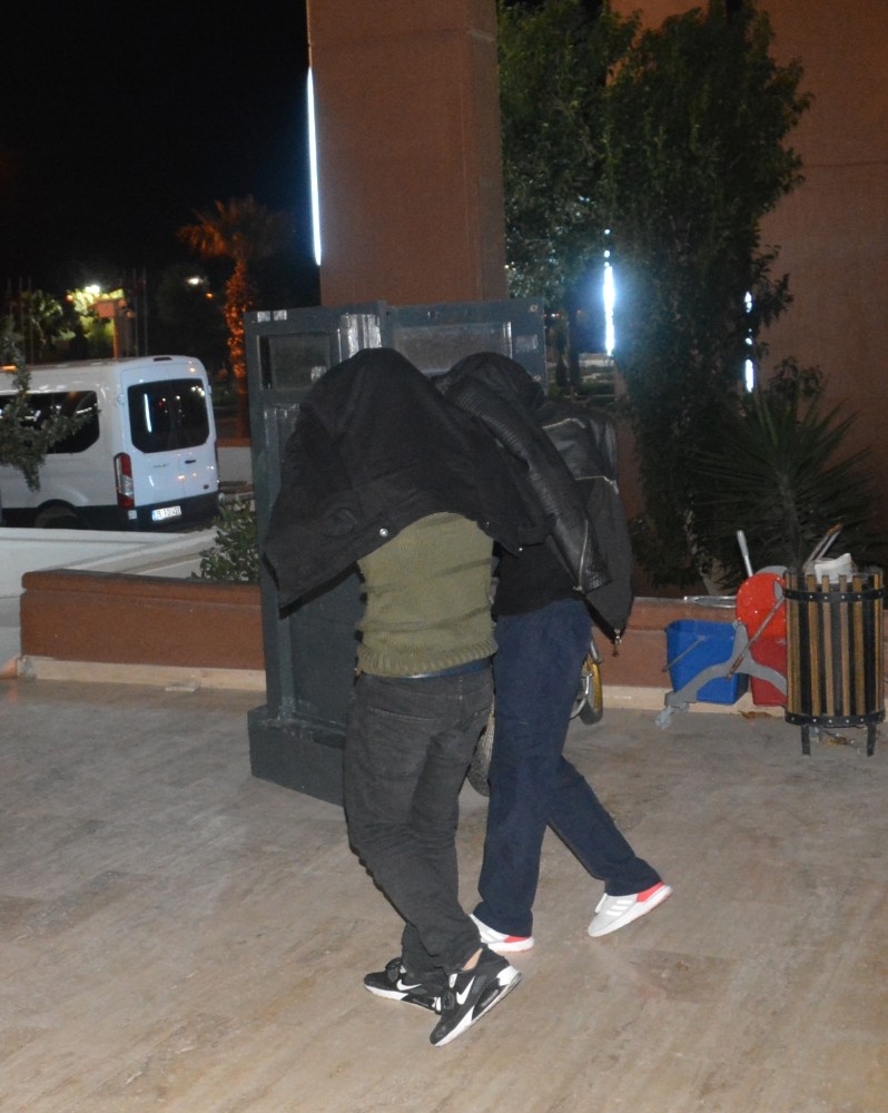 Girdikleri evin sahibini tornavidayla yaraladılar