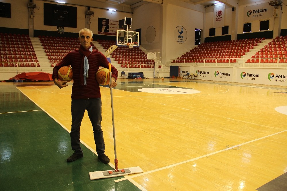 (Özel Haber) Temizlik görevlisinin basketbol yeteneği görenleri şaşırtıyor