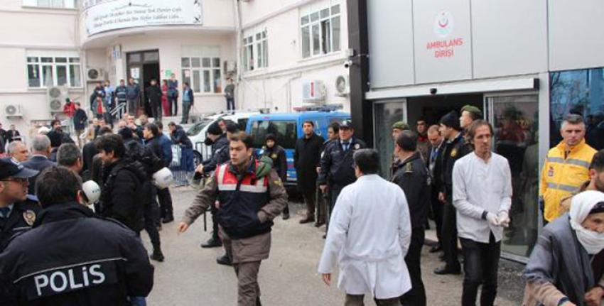 HASTANE ÖNÜNDE POLİS HAVAYA ATEŞ AÇTI