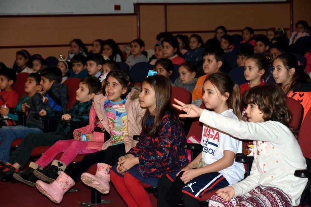 Aliağalı minikler ‘Üç İyi Arkadaş’ ile eğlendi