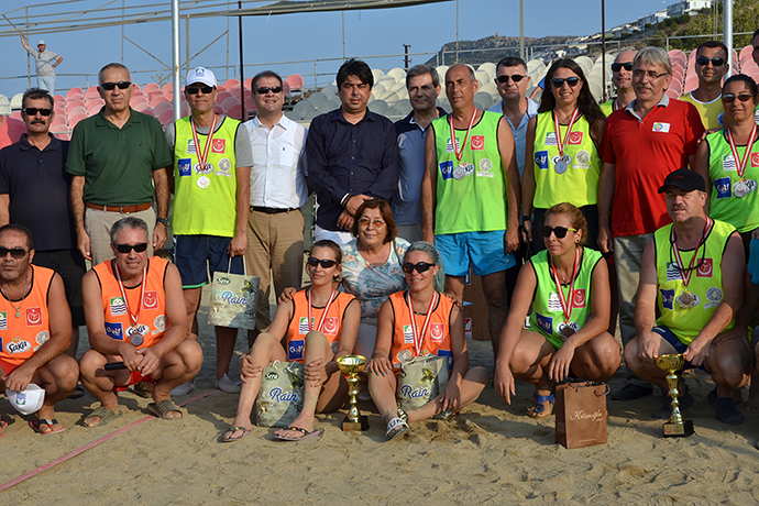ŞAMPİYON VOLEYBOLCULAR, FOÇA’DA KÜRSÜYE ÇIKTI