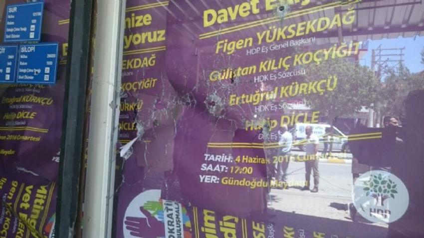 İZMİR'DE HDP BİNASINA 8 EL ATEŞ