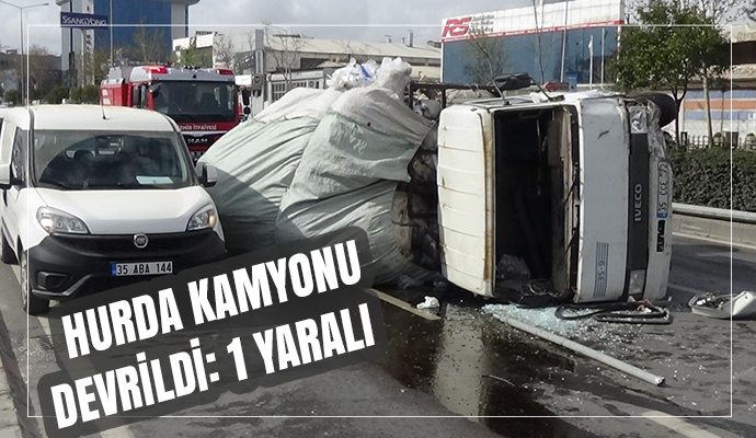 İzmir’de hurda yüklü kamyon devrildi: 1 yaralı