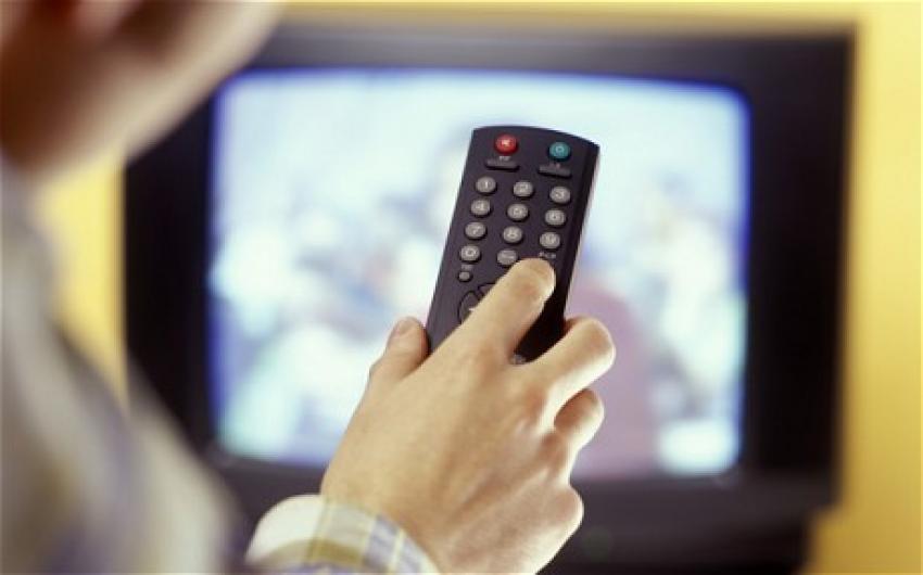 Gençler zamanının çoğunu televizyon izleyerek geçiriyor