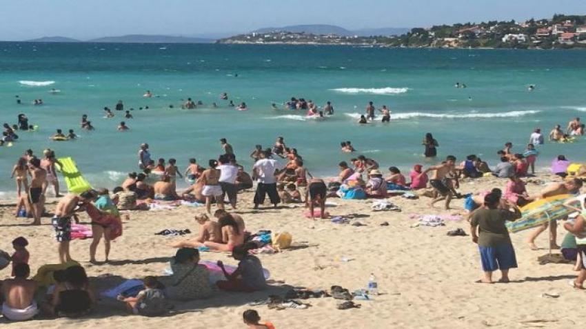 ÇEŞME'YE YERLİ TATİLCİ AKINI