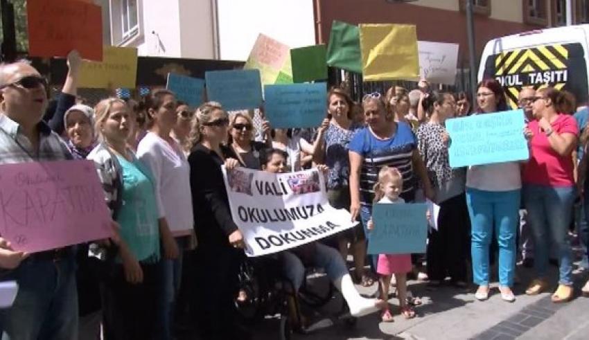 İZMİR'DE VELİLERDEN OKUL İSYANI