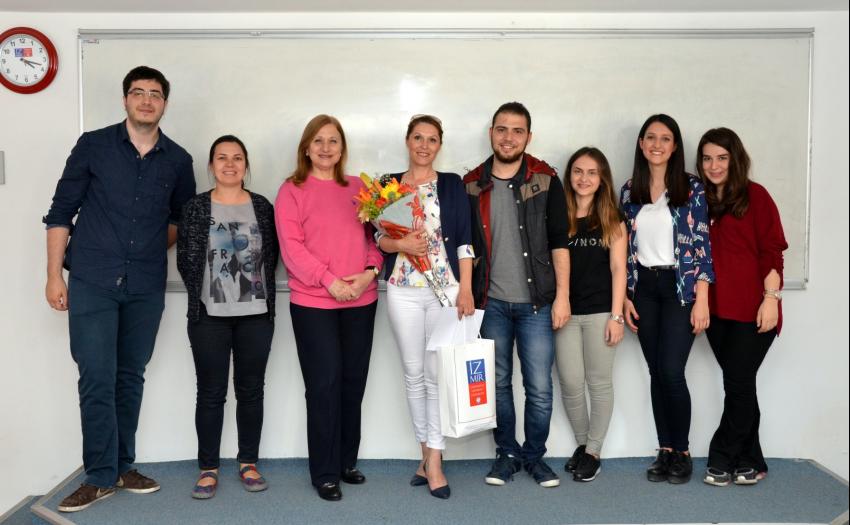  İZMİR'İN TEK KADIN ÇÖP KAMYONU ŞOFÖRÜ İZU'DA