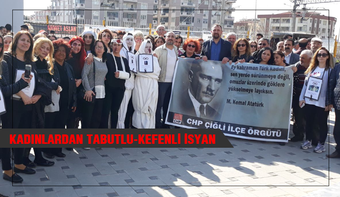 Çiğli’de kadınlar kefen ve tabutla yürüdü