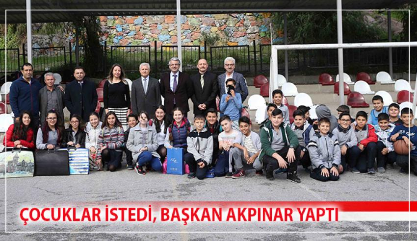 Akpınar’dan öğrencilere ‘tribün’ hediyesi