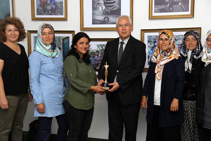 KILIÇDAROĞLU'NUN ÖDÜLÜNÜ SAHİPLERİNE TESLİM ETTİ