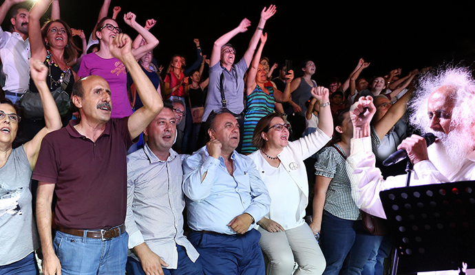 KONAK'TAN BARIŞ NAĞMELERİ YÜKSELDİ