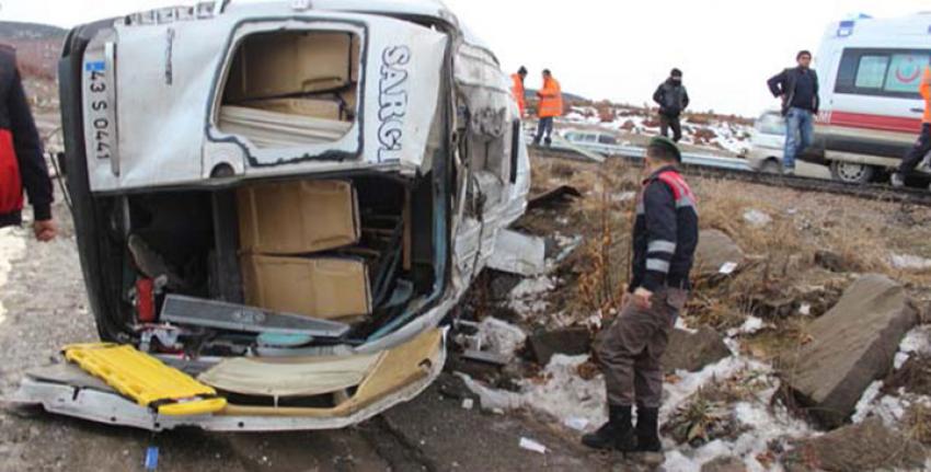 ÖĞRENCİ SERVİSİ KAZA YAPTI: 14 YARALI 1 ÖLÜ