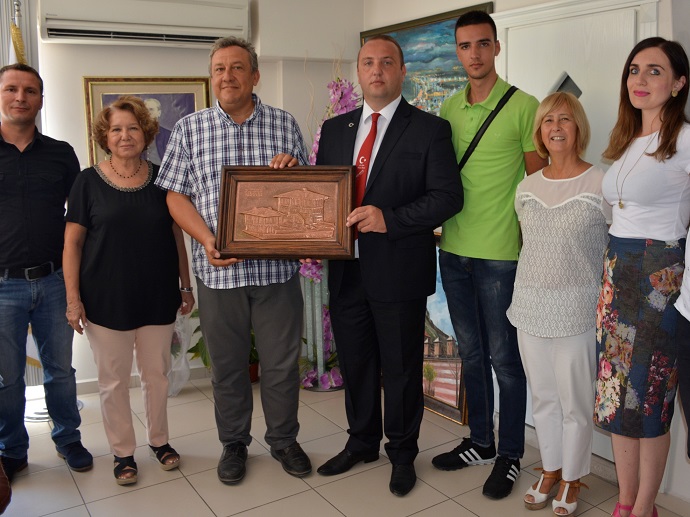 Makedonyalı Atatürkçülerden Dikili’ye çıkartma