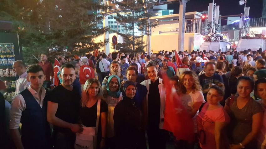 DEMOKRASİ NÖBETİNİN 4. GÜNÜNDE TÜRKİYE MEYDANLARDA
