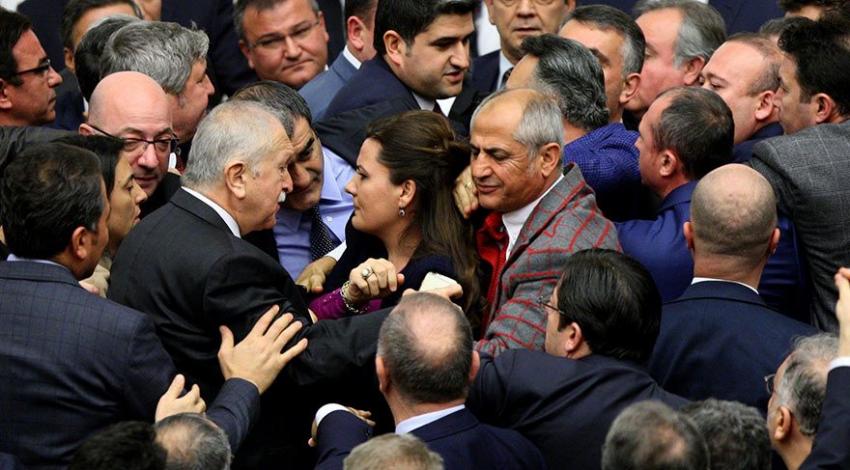 KADIN VEKİLE SALDIRAN AKP'Lİ FETÖ'CÜ ÇIKTI